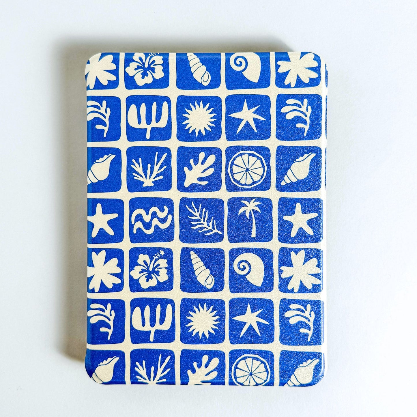 Kindle case cover with blue and white beach motif 