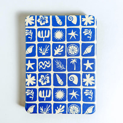 Kindle case cover with blue and white beach motif 
